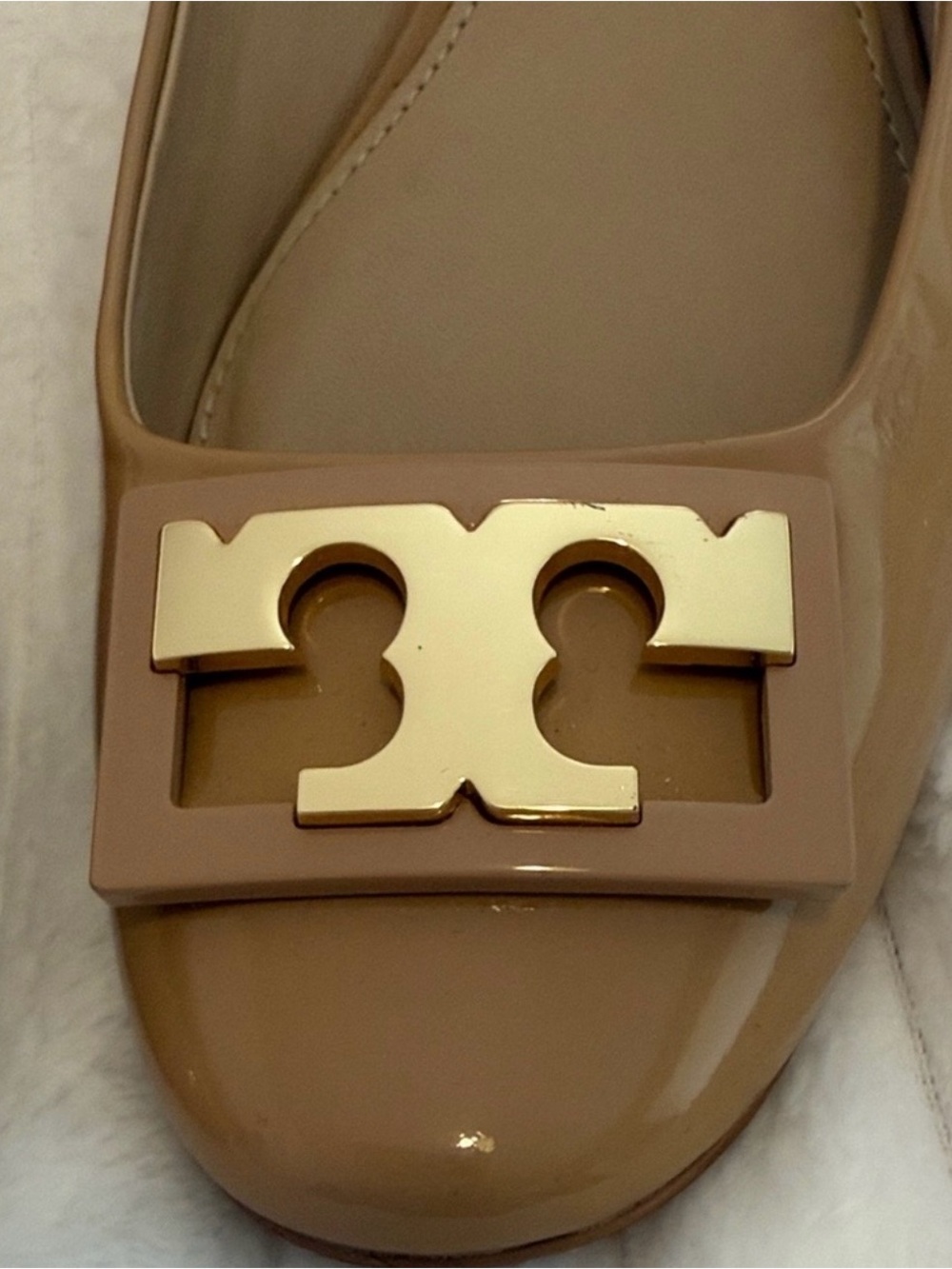 Tory Burch Tan Flats with Gold Logo Sz 6.5 - Picture 2 of 5